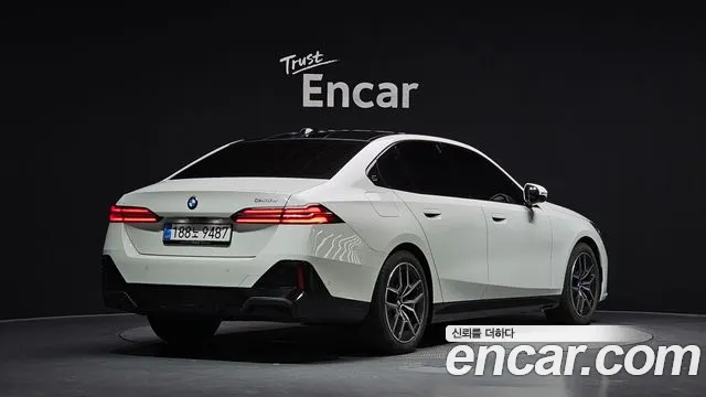 BMW 5-Series 2025 thumb 2