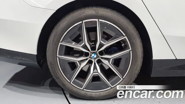 BMW 5-Series 2025 thumb 5