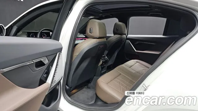 BMW 5-Series 2025 thumb 12