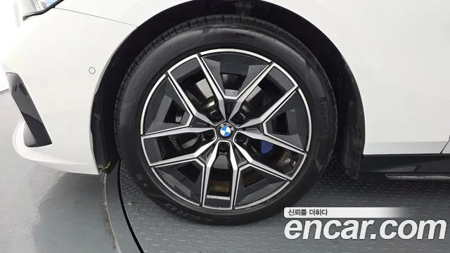 BMW 5-Series 2025 thumb 5