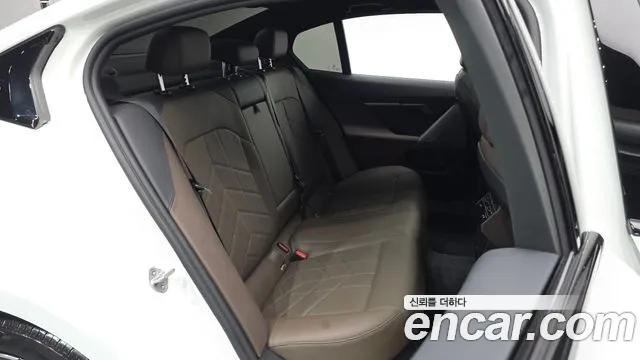BMW 5-Series 2025 thumb 11