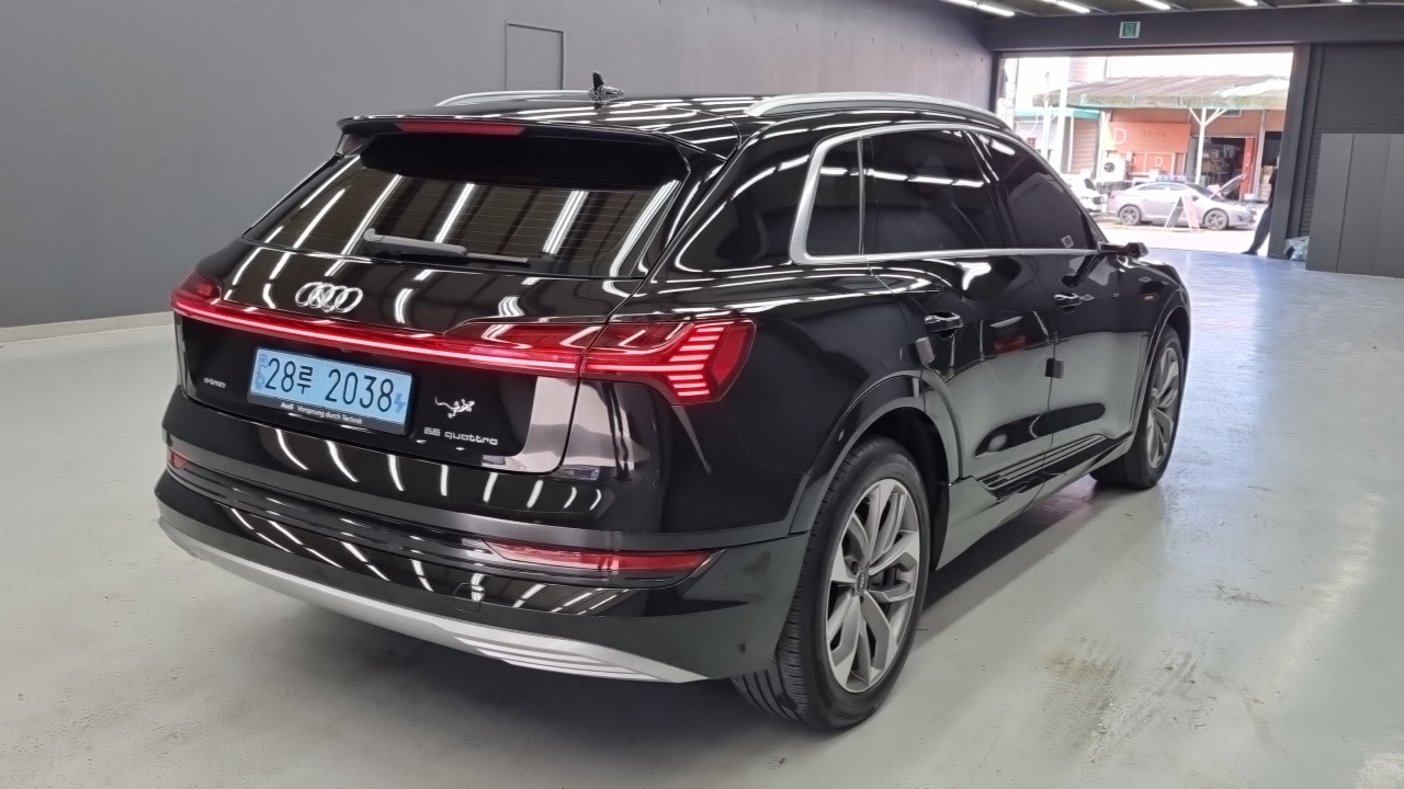 Audi e-tron 2022 thumb 2