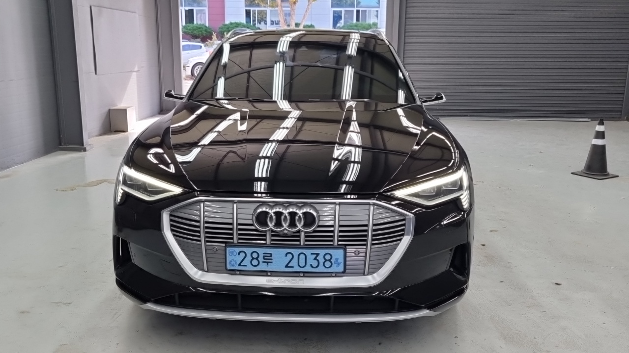 Audi e-tron 2022 thumb 3
