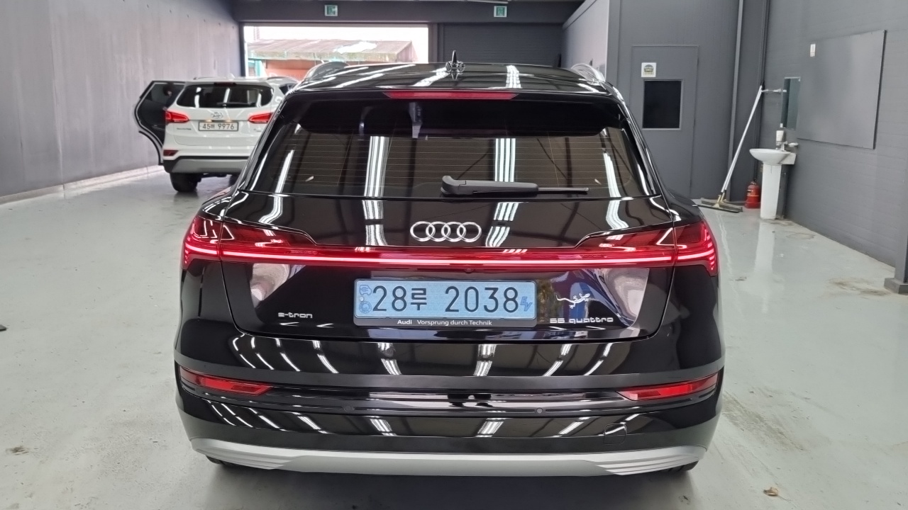 Audi e-tron 2022 thumb 4