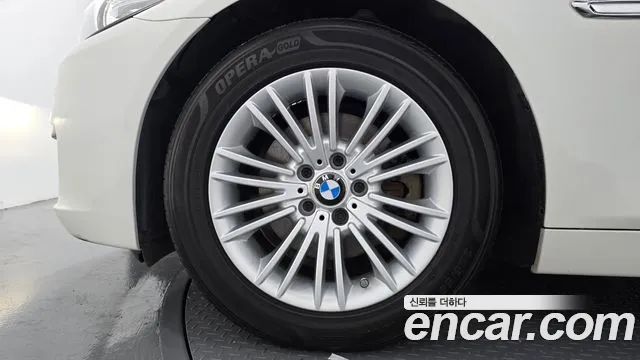 BMW 5-Series 2015 thumb 5