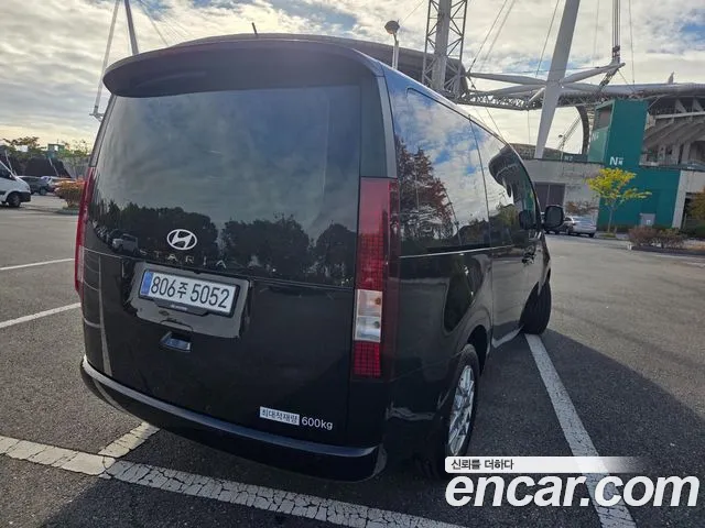 Hyundai Staria 2025 thumb 2