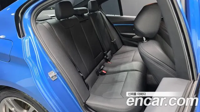 BMW 3-Series 2017 thumb 10