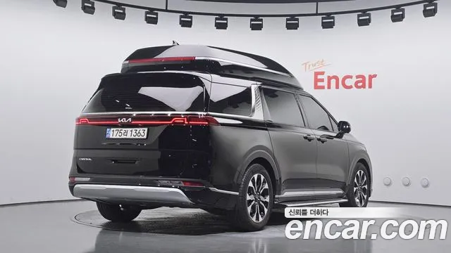 Kia Carnival 2023 thumb 2