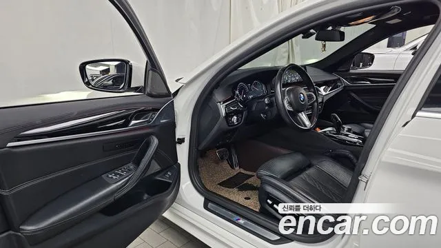 BMW 5-Series 2018 thumb 10
