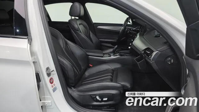BMW 5-Series 2017 thumb 11