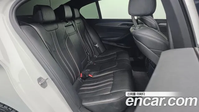 BMW 5-Series 2017 thumb 12