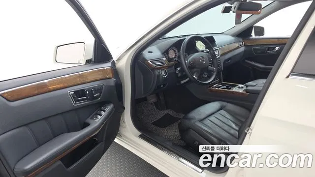 Mercedes-Benz E-Класс 2011 thumb 10