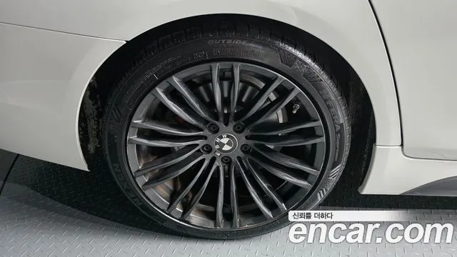 BMW 5-Series 2015 thumb 4