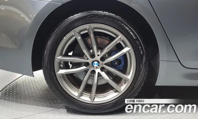 BMW 5-Series 2018 thumb 4