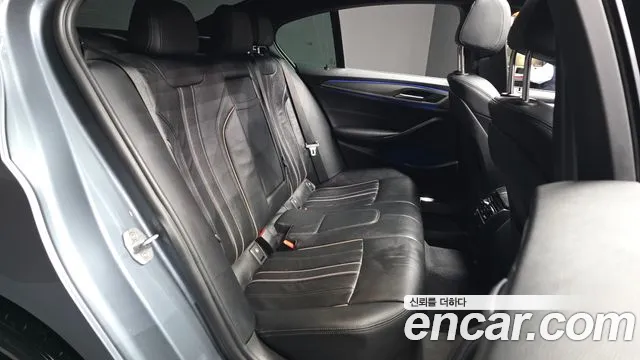 BMW 5-Series 2018 thumb 11