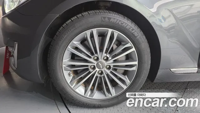 Genesis G90 2017 thumb 5