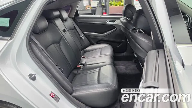 Genesis G80 2017 thumb 12