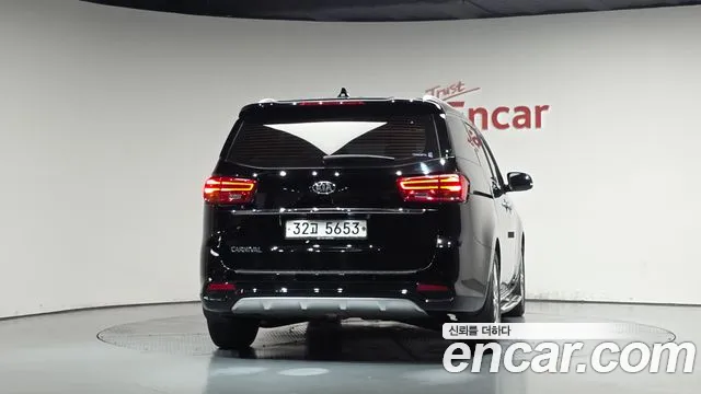 Kia Carnival 2018 thumb 3