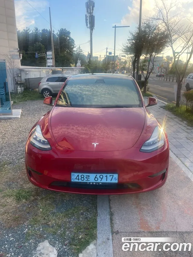 Tesla Model Y 2021 thumb 2