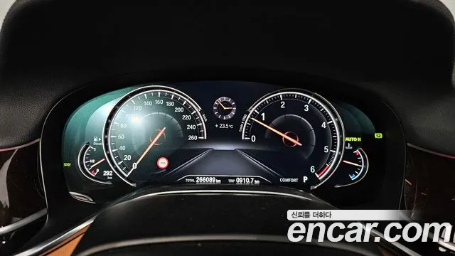 BMW 7-Series 2016 thumb 8