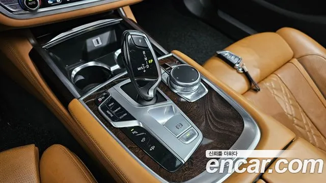BMW 7-Series 2016 thumb 9