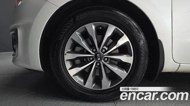 Kia Carnival 2015 thumb 5