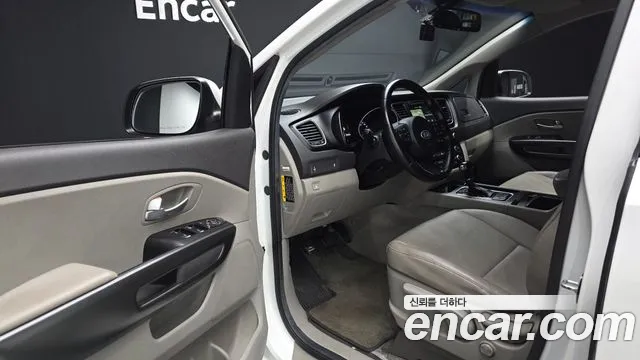 Kia Carnival 2015 thumb 10