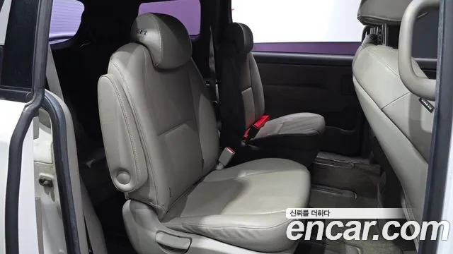 Kia Carnival 2015 thumb 12