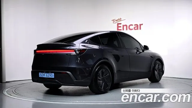Tesla Model Y 2026 thumb 2