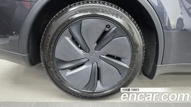 Tesla Model Y 2026 thumb 5