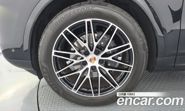 Porsche Cayenne 2025 thumb 4
