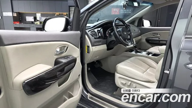 Kia Carnival 2015 thumb 9