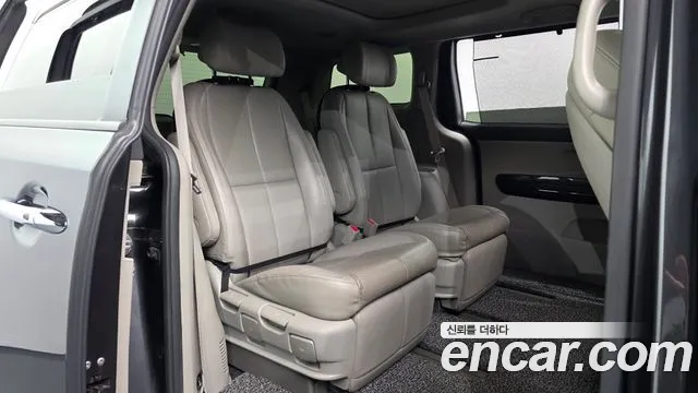 Kia Carnival 2015 thumb 10