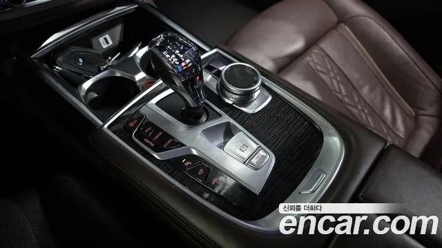 BMW 7-Series 2017 thumb 9