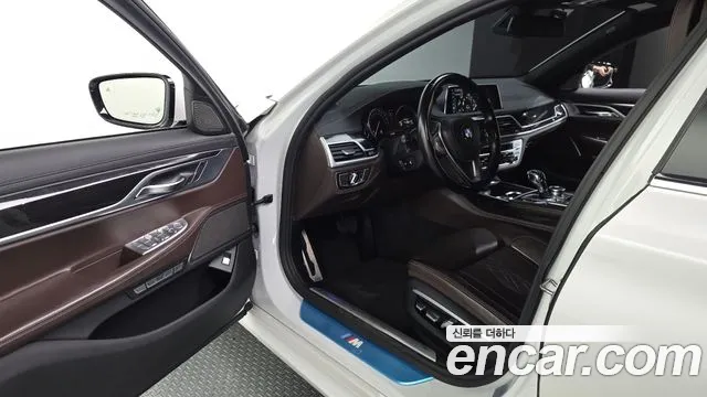 BMW 7-Series 2017 thumb 10