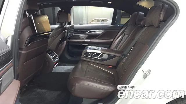 BMW 7-Series 2017 thumb 11