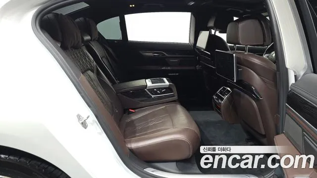 BMW 7-Series 2017 thumb 12