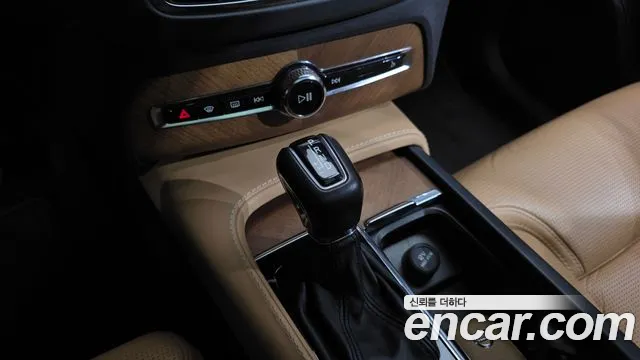Volvo XC90 2017 thumb 8