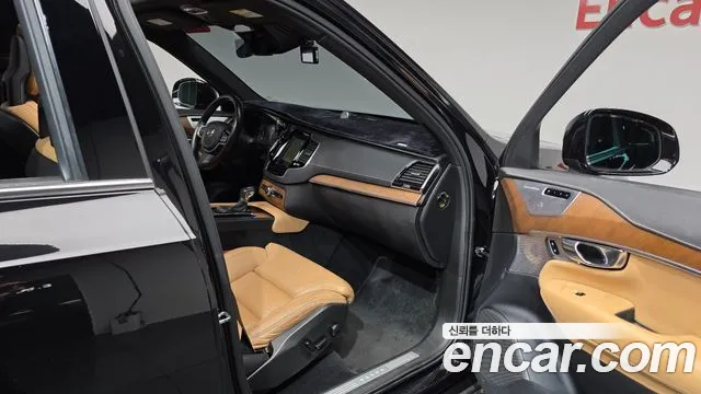 Volvo XC90 2017 thumb 10