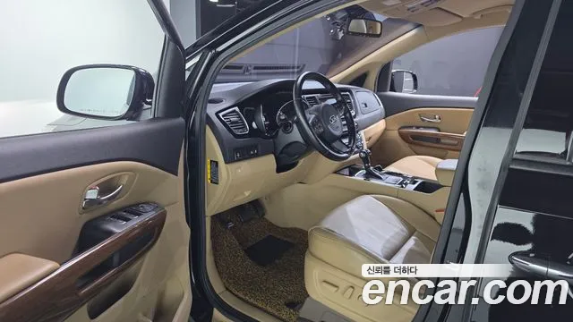 Kia Carnival 2015 thumb 10