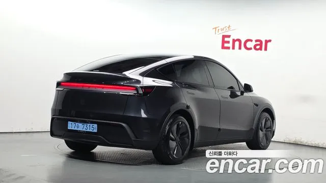 Tesla Model Y 2026 thumb 2