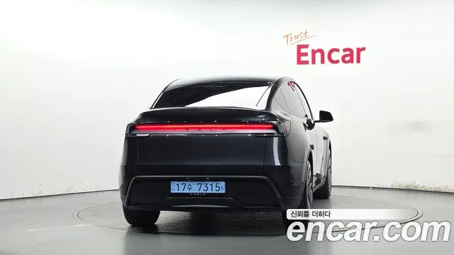 Tesla Model Y 2026 thumb 4