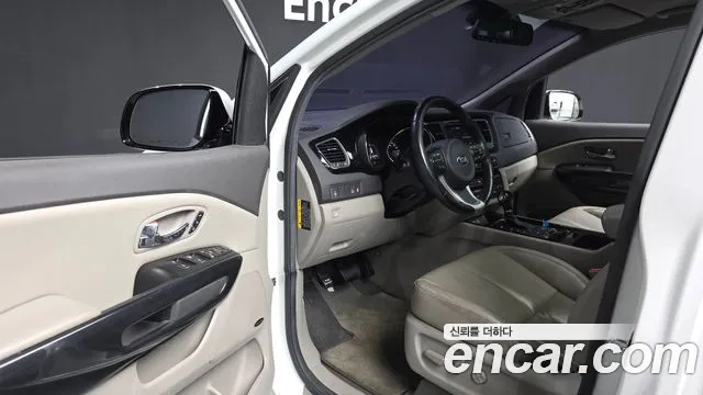 Kia Carnival 2016 thumb 10