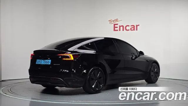 Tesla Model 3 2025 thumb 2
