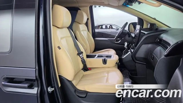 Hyundai Staria 2023 thumb 12