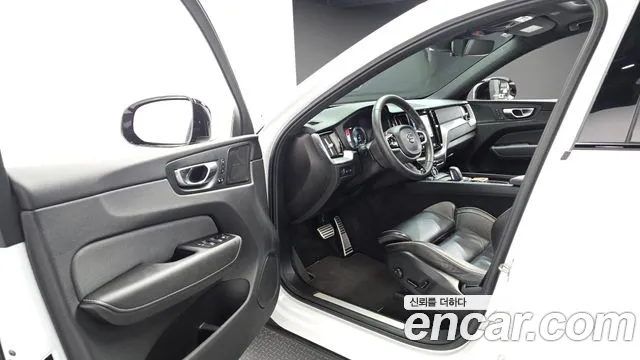 Volvo XC60 2020 thumb 10
