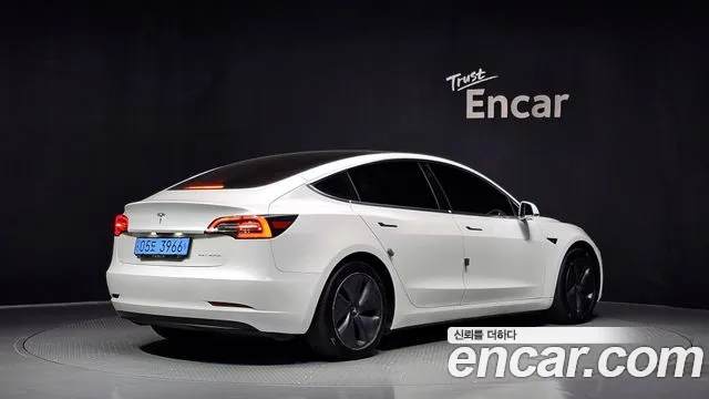 Tesla Model 3 2020 thumb 2