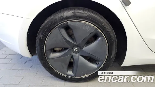 Tesla Model 3 2020 thumb 5