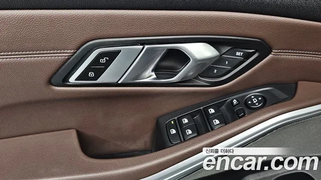 BMW 3-Series 2020 thumb 12