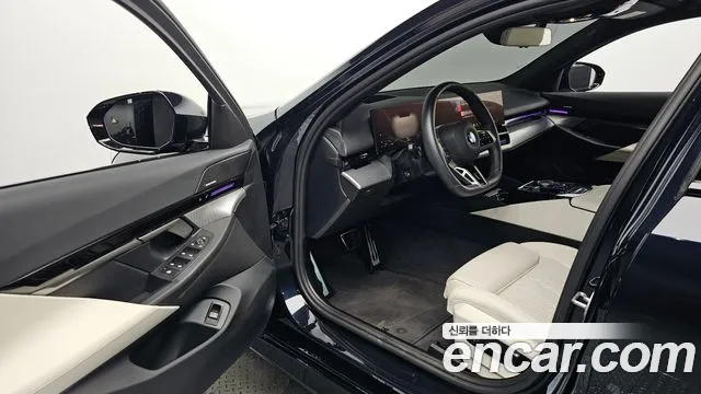 BMW 5-Series 2024 thumb 9